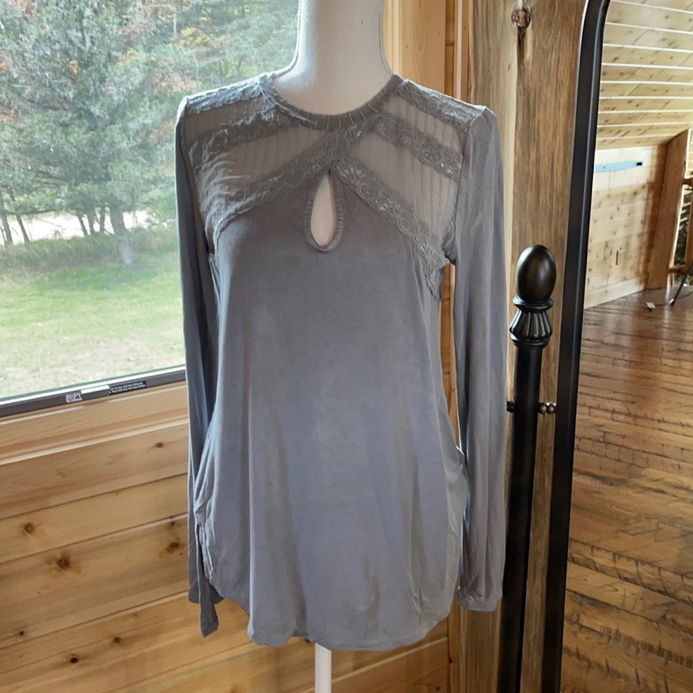 BKE Boutique lace keyhole top size small